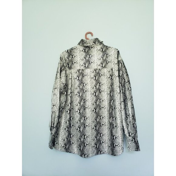 Asos Design Womens 6 Shirt Snakeskin Rubbery Button Up Gray Artsy Relaxed Fit - Picture 2 of 6